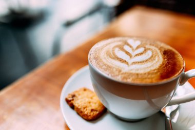 Bir fincan aromalı cappuccino Cafe iyi bir kafede