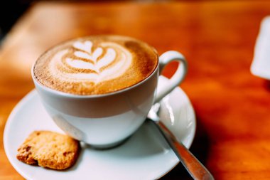 Bir fincan aromalı cappuccino Cafe iyi bir kafede