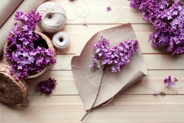 Bir buket leylağın yaratılması. Bahar çiçekleri. Kağıt üzerinde bir tutam leylak. İplik, makas, kağıt. Tahta masa. El yapımı iş. Hobi.