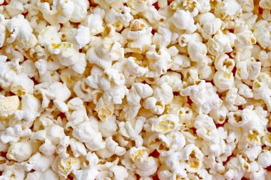 Patlamış mısırın dokusu. Dağıtılmış tuzlu patlamış mısır. Yemek arkaplanı. Fast food sinemada film izlerken popülerdir..