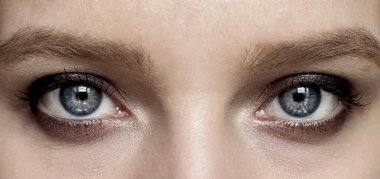 Akşam makyajı Smokey Eyes. Güzel mavi gözleri olan bir kız. Bir güzellik sancağının tasarımı.