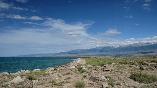 Aussichtsreiche Kyrgyzstan Berglandschaft Mit Felsen Und Blauem Wasser Vordergrund Südufer — Stockfoto