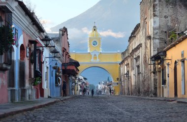 Santa Catalina Arch - Antigua şehirde büyük konumlar biri. Uyuyan volkan içinde belgili tanımlık geçmiş. Guatemala, Orta Amerika. Seçici odak.