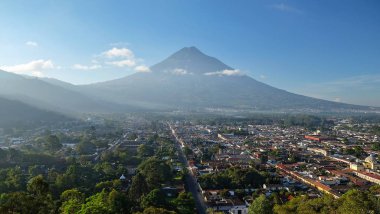 Cerro De La Cruz uyanık - üstten Antigua (Guatemala) sabahın erken saatlerinde volcano Agua arka planda ile görüntüleyin. Görünüm şehir sokakları, binalar, evler ve kiliseler.