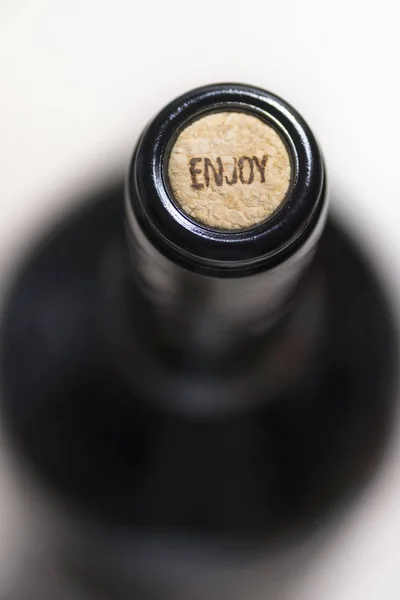 未开封的深色玻璃瓶红葡萄酒 软木塞在白色背景上贴有 选择性聚焦 背景模糊 — 图库照片