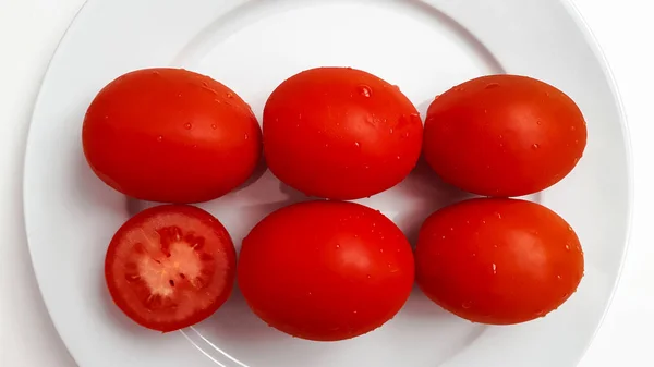 Έξι κόκκινες ώριμες, ζουμερές, υγρές, λαχταριστές, υγιείς ντομάτες από κοντά. — Φωτογραφία Αρχείου