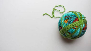 Dikiş dikmek için yün iplik kabuğu