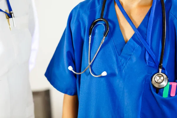 Kadın doktor bir stetoskop ile mavi bir elbise içinde