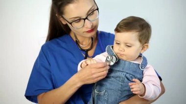 Yetişkin doktor kameraya bakar ve notlar alır. Dikkatle dinler ve hastaya tedavi önerir. İzole arka plan. Yakın çekim