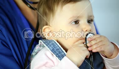 Yetişkin doktor kameraya bakar ve notlar alır. Dikkatle dinler ve hastaya tedavi önerir. İzole arka plan. Yakın çekim