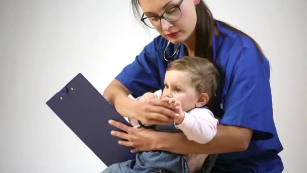 Una Joven Doctora Enfermera Examina Niño Pequeño Recepción Una Clínica — Vídeo de stock
