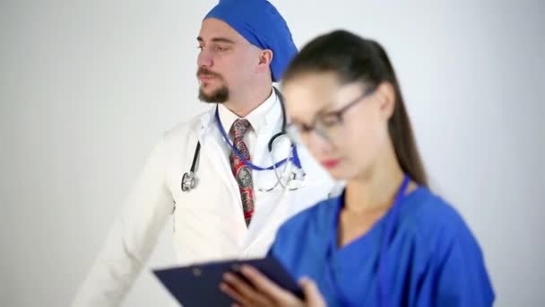 Médico Adulto Mira Cámara Toma Notas Escuche Atentamente Recomiende Tratamiento — Vídeo de stock