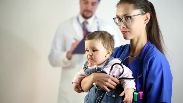 Médico Adulto Olha Para Câmera Toma Notas Ouve Com Atenção — Vídeo de Stock