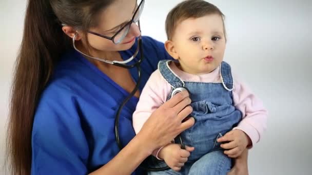 Médico Adulto Mira Cámara Toma Notas Escuche Atentamente Recomiende Tratamiento — Vídeo de stock