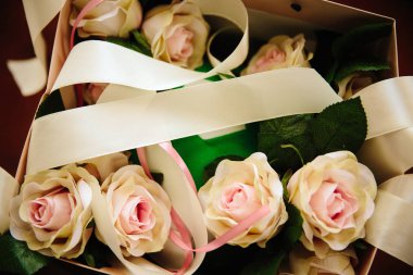 Bir yay ile bir kutu içinde birkaç narin gül yalan