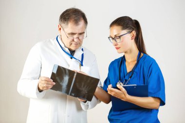 İki Doktor Röntgen incelenmesi ve sorun görüşüyorlar