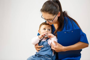 küçük kız bir stetoskop nibbles ve doktora görünüyor
