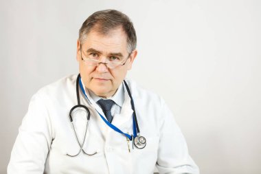 Doktor bir beyaz ceket ve kravat ileri görünüyor