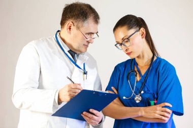 Doktorlar tartışmak ne tedavi rejimi hasta uygun olacak ve bir klasör içinde yaz.