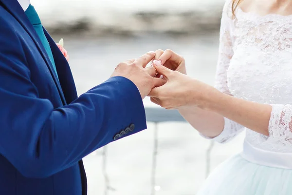 Damat yüzüğü geline takar.