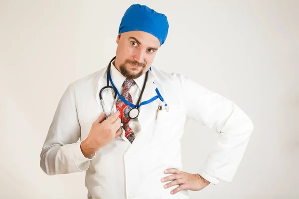 Doktor şüpheli gülümsüyor, o stetoskop ile elini tutar