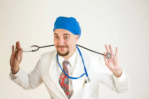 Doktor eğleniyor ve bir steteskop tutarak. Yakın çekim, beyaz arka plan