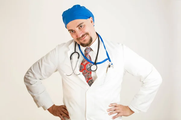 Onun kalça üzerinde elleriyle doktor gülümsüyor