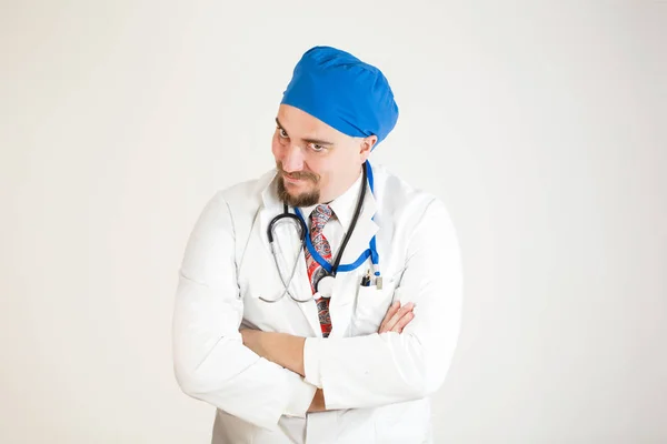 Kollarını katlanmış ile doktor gülümsüyor. Yakın çekim