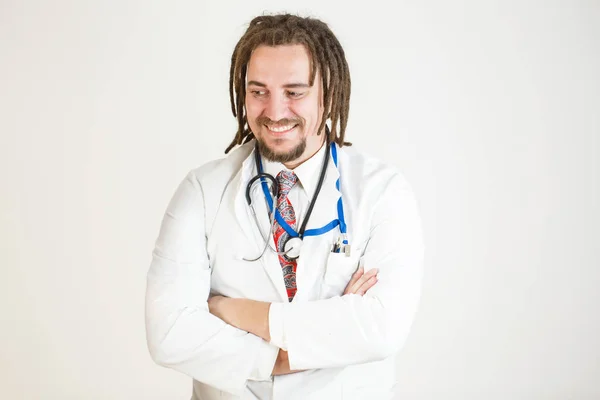 Dreadlocks ve sakalı ile genç bir doktor tıbbi amaçlar için esrar kullanımı yasallaştırma savunucuları