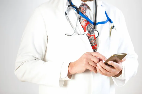 Doktor bir smartphone bir durumda, beyaz arka plan düzenliyor