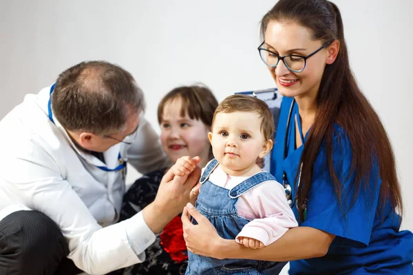 若いです笑顔女性医師と彼女の小さな患者とともにテディベア. — ストック写真