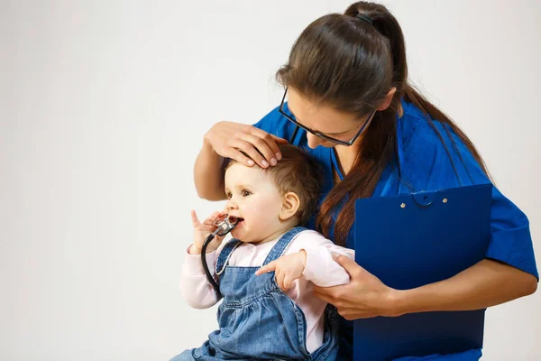 o stetoskop nibbles iken Doktor çocuk inceliyor
