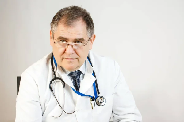 Doktor görünüyor onun önünde o Beyaz önlük ve bir steteskop giyiyor