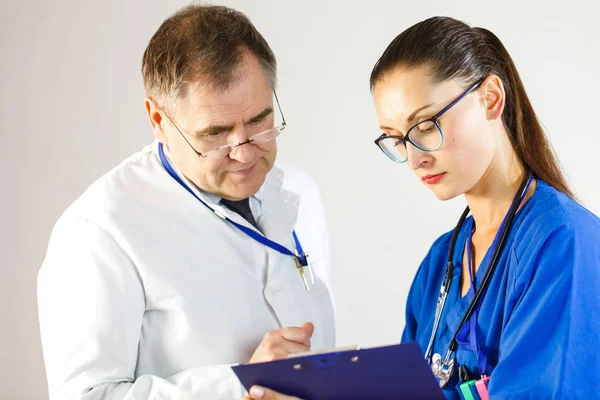 Doktor notlar yapar ve sonucu kıdemli doktor bakar.