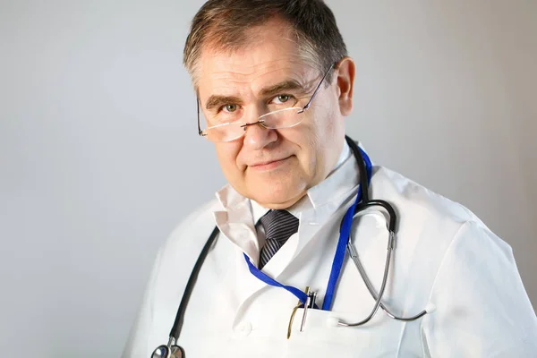Doktor gözlük ve bir steteskop ile gözlerinin içine bakar
