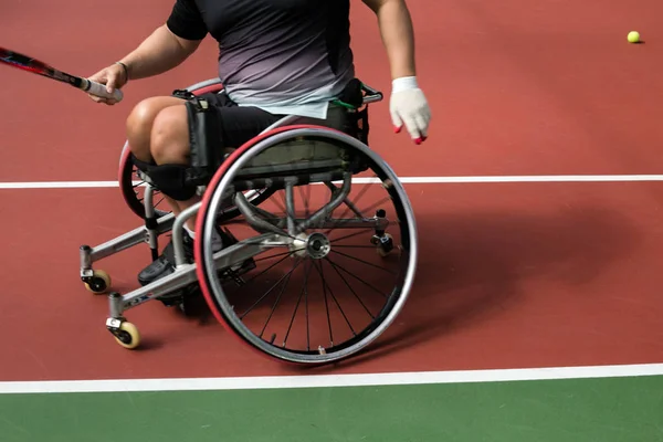 Engelliler Paralimpik tenis oynamaya tekerlekli sandalyede