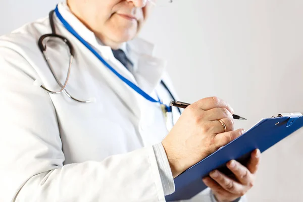 Doktor hasta kartı bir giriş yapar