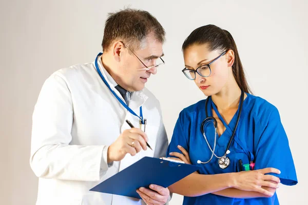 Dva lékaři se diskutuje plán léčby pacienta — Stock fotografie