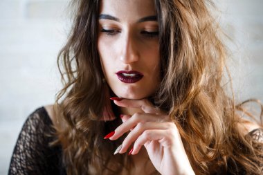 Genç güzel kadın bir kör tarih konuşuyor. Duygu, düşünce ve üzüntü. Portre portre.