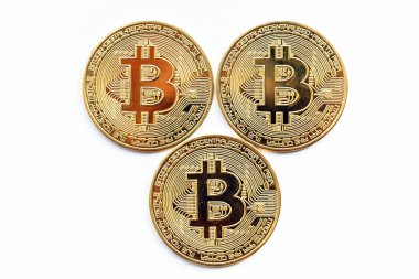 Üç sikke bitcoin yalan beyaz bir arka plan üzerine