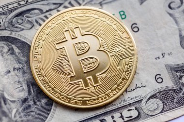 Bitcoin para Doları banknot arka plan üzerinde yatıyor