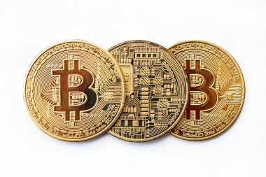 Üst üste üç Bitcoin cryptocurrency paralar yalan, her iki görebilirsiniz. Yakın çekim