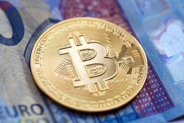 Bitcoin cryptocurrency, altın sikke, bir yirmi-euro fatura üzerinde yatıyor