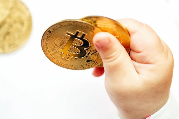 Çocuk cryptocurrency ile oynuyor. Bitcoin para bebek elinde. Yakın çekim