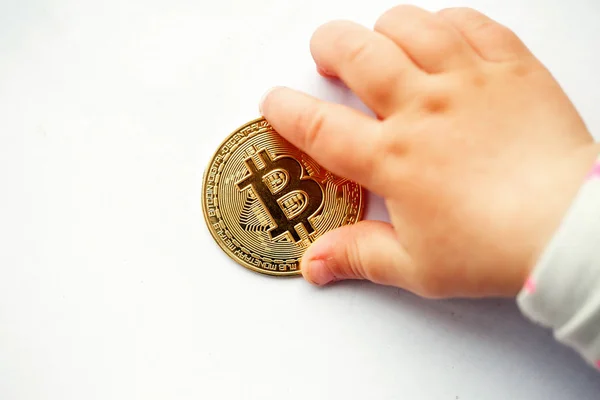 Küçük bir çocuk el bitcoin coin için ulaşır