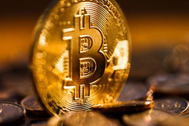 Kritomonet Bitcoin içinde altın vücut bulma, çip, bulanıklık. Paralar