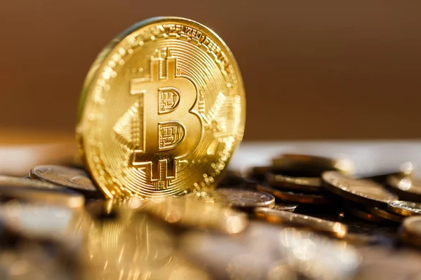 Altın Bitcoin shimmers güneşin diğer paralar düşmüş