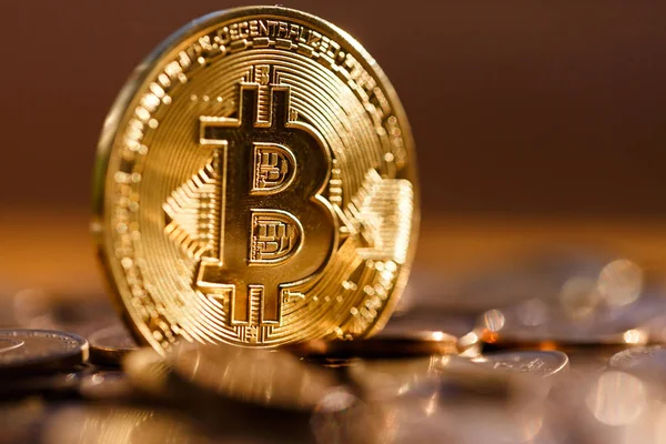 Altın Bitcoin yakın çekim, güneşte parlıyor, değerli