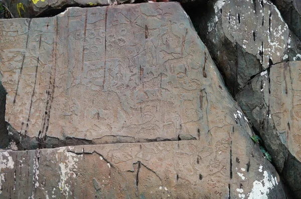 Petroglyphs Tailed People Semi Circular Head Huge Beast Toothy Maw — Stock Photo, Image
