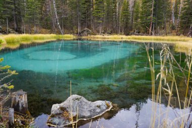Güzel şofben Gölü sonbahar, Altay Cumhuriyeti, Rusya'nın mavi kil ile.